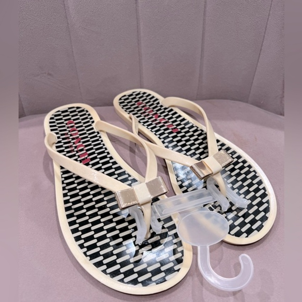 Coach London Flip Flops Size 6 - Picture 6 of 7